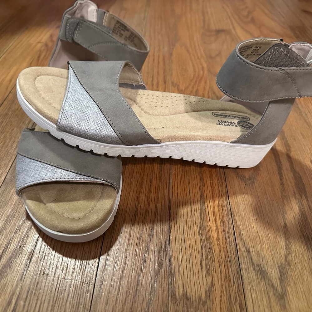 New Women’s Earth Spirit Sandals Sz 8 1/2